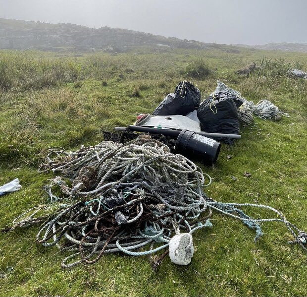 SuilanSpink's tweet image. 2 small coves &amp;amp; 1 short #beach (regularly cleaned) Bit tired of this! #MarineDebris #plasticpollution visitor man power is great a job need more than you can imagine  #organisation #beachclean #necessity for #environmental #survival @nature_scot @NicolaSturgeon @ourseas_scot