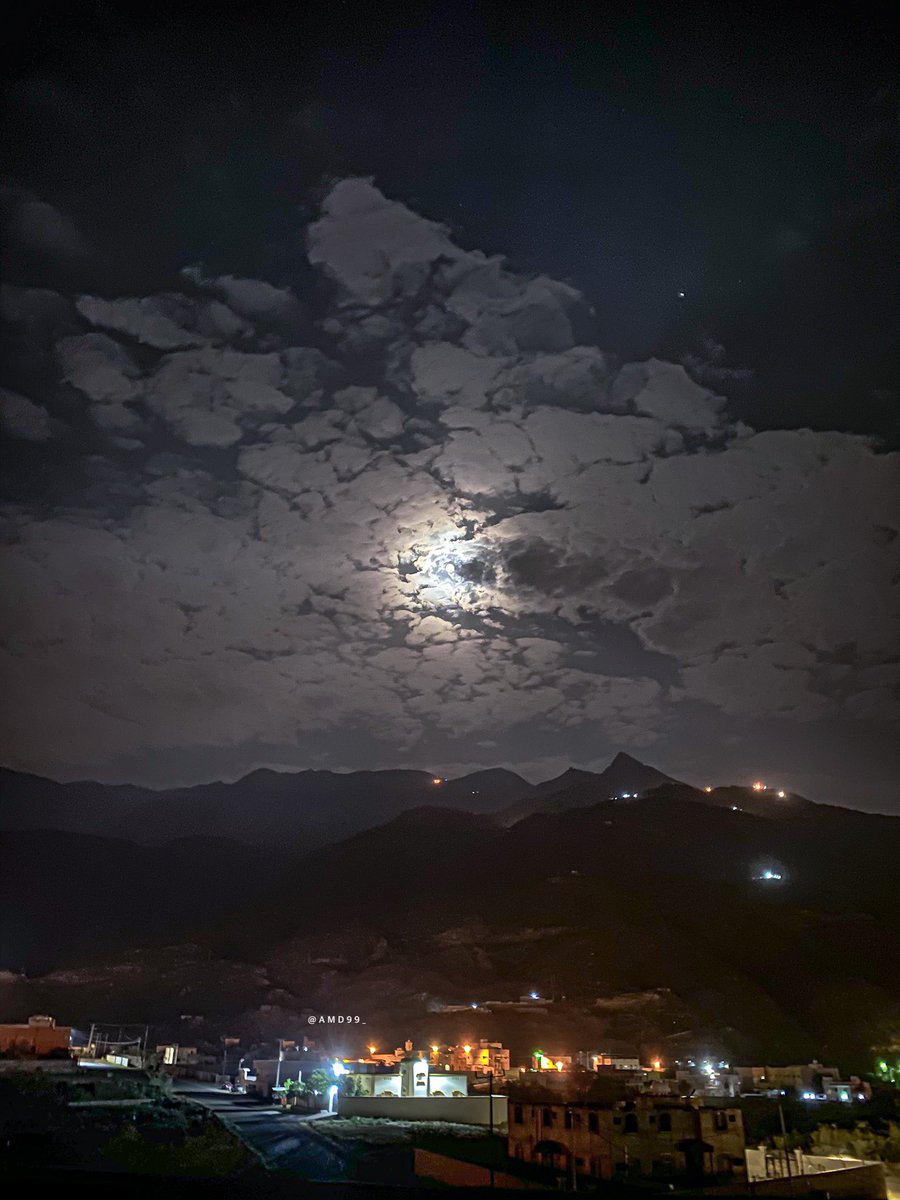 Amd99_'s tweet image. كلك نظر ياساريه بليلة قُمر ..