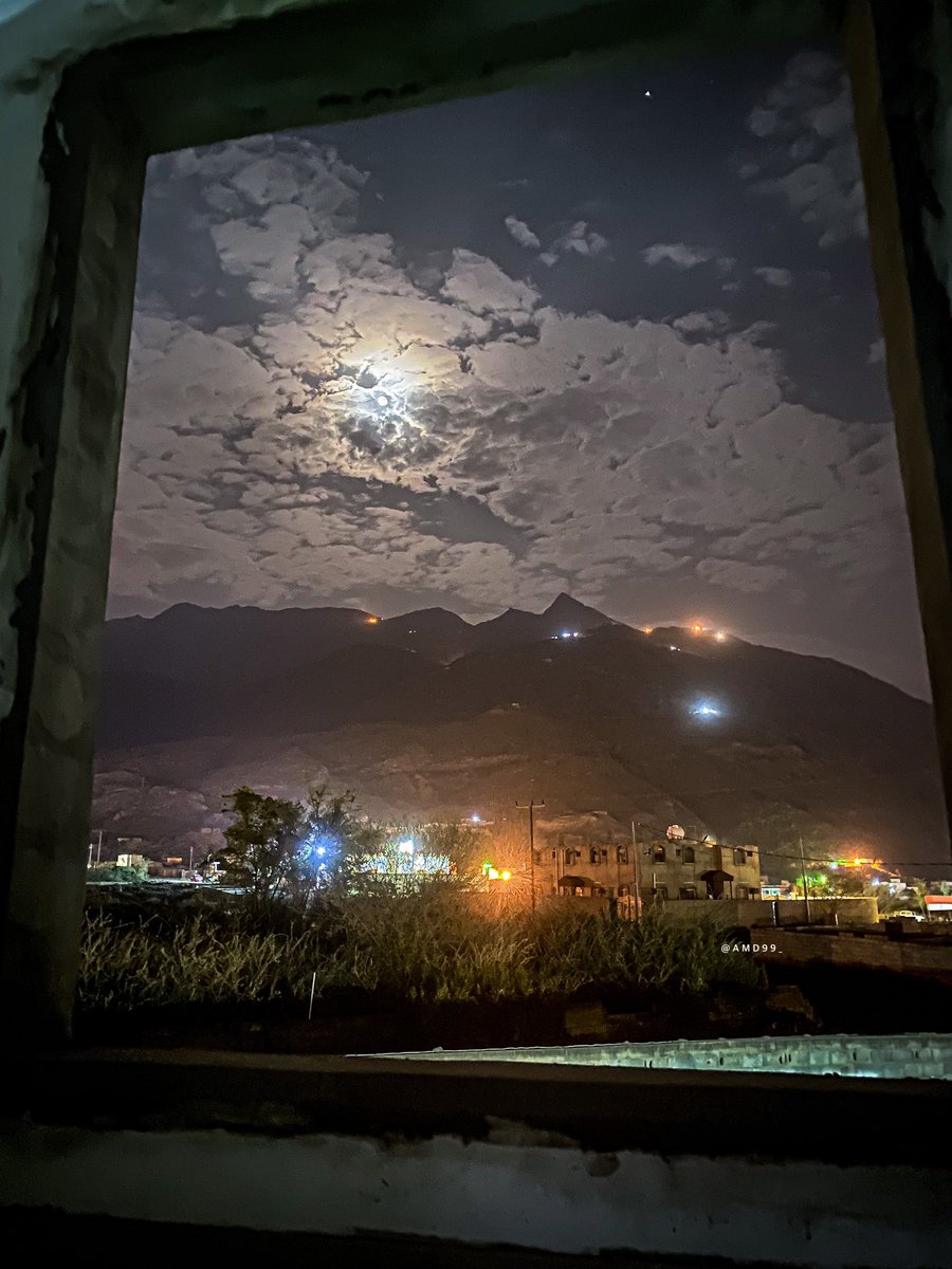 Amd99_'s tweet image. كلك نظر ياساريه بليلة قُمر ..