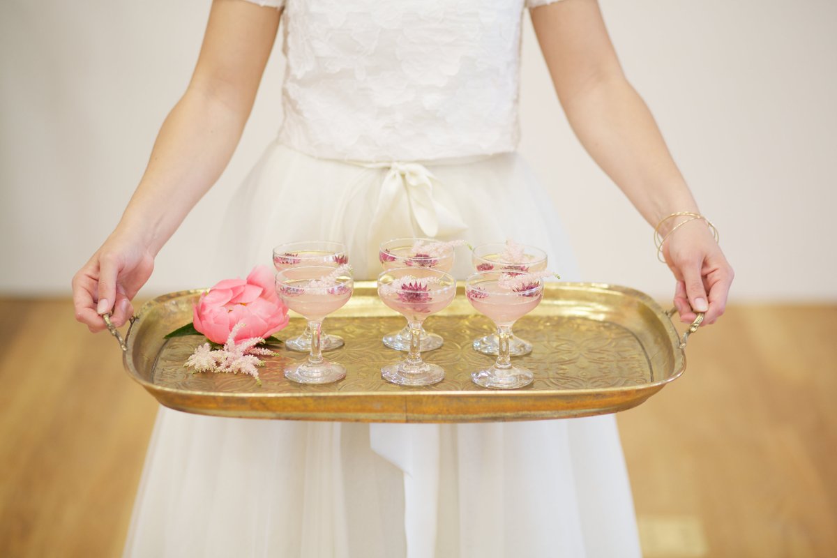 Elisabethb_eb's tweet photo. Add an edible flower to your signature cocktail for a unique and dazzling effect!

Photo : @valeriebusque_ 

#elisabethb #eb #weddingplanner #wedding #mariage #mariagequebec #weddingday #weddingcocktails https://t.co/zwrfpBpVy7