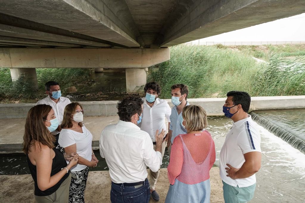 Visito #JuanGil en #Jumilla en plena vendimia para agradecer el esfuerzo del sector vitivinícola en la pandemia para mantener 200.000 empleos y la #MarcaEspaña fuera.

Hay que bajar impuestos, dar flexibilidad laboral y bajar la factura de la luz sacando los costes no energéticos