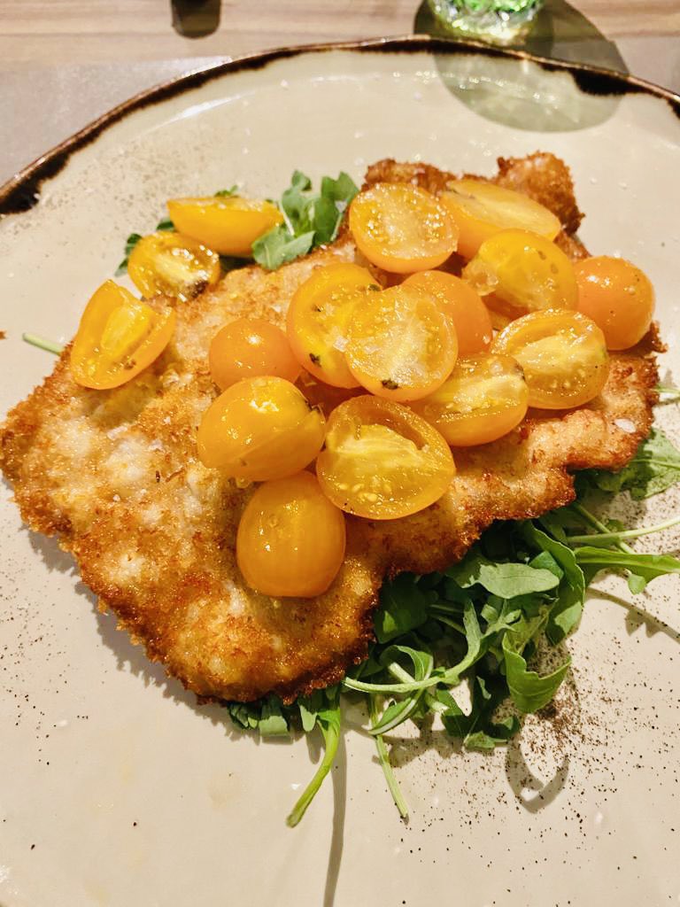 Vitello alla Milanese with yellow tomatoes and rocket salad! Deliciously crispy and tasty 😋 absolutely perfect 👌! #Food #MondayMotivaton #MondayVibes #Milan #ClassicFood #TraditionalFood #yummymondays