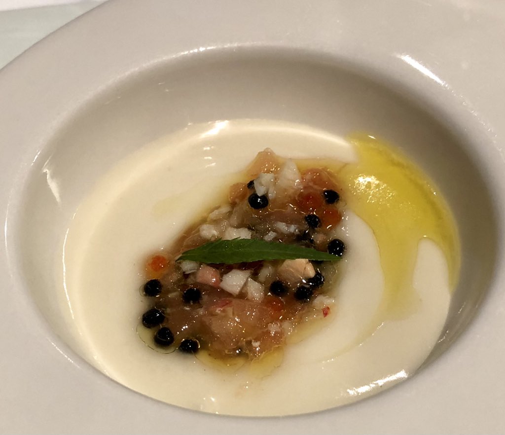 Para mí, volver a Zuberoa es volver a ser feliz. La cocina de Hilario Arbelaitz es técnicamente impecable y deliciosa hasta decir basta. Cenar mejor que en el caserío Garbuno es muy difícil. Una vez más, rendido.