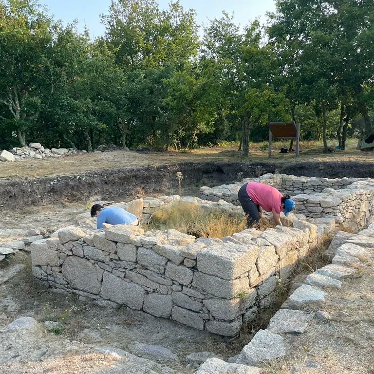HistoriaOurense's tweet photo. Hoxe comezaron as escavacións no castro da Acea en #BañosdeMolgas nas participa alumnado en prácticas da #facultadede historia da @uvigo
#CampusdeOurense #historia #arte #geografía #xeografía #arqueoloxía #arqueología #pceo #turismo #XenteQueFaiHistoria https://t.co/ECtk32t5SM