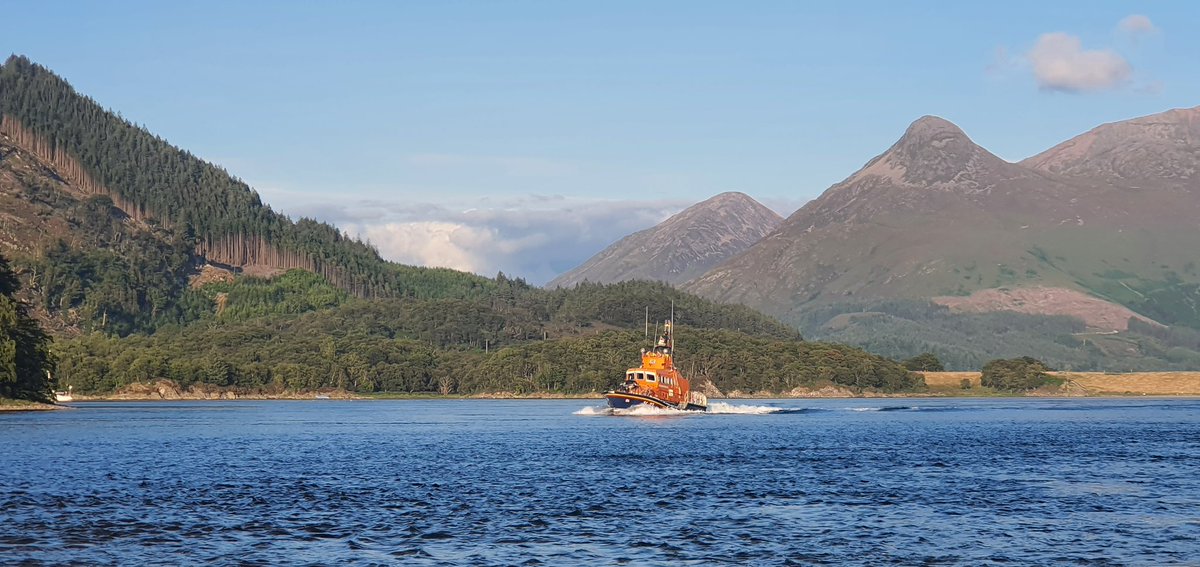 A launch for our volunteers to assist a yacht aground in Loch Leven this afternoon. 

All safe and well thanks to the assistance of a local RIB who diverted to assist. Thanks to them also for this stunning photo of us departing the scene!

#oban <a href="/rnli/">RNLI</a> #alwaysoncall #teamwork