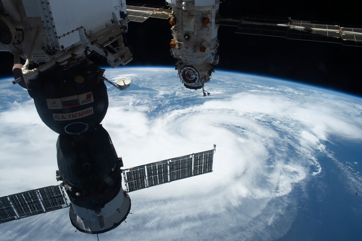 #HurricaneHenri was pictured nearing the U.S. east coast on Saturday from the space station. flic.kr/s/aHsmWtC4pR