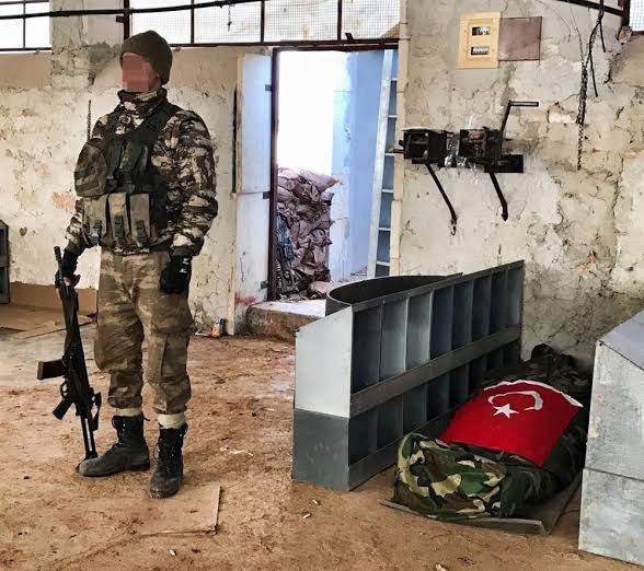 📸GECENİN FOTOĞRAFI Bir asker için 'En acı onur' olan şehit nöbeti... Tüm şehitlerimizin ruhu şad olsun🇹🇷