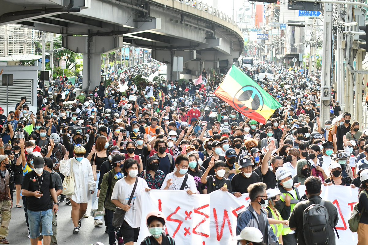 ProtestsMedia's tweet image. Hundreds protested against the Thai monarchy and the rule of Prime Minister Prayut, a general who assumed office in the 2014 military coup and largely seen as responsible for the mishandling of the pandemic and lack of vaccines.
protests.media/hundreds-of-th…
#WhatsHappeningInThailand