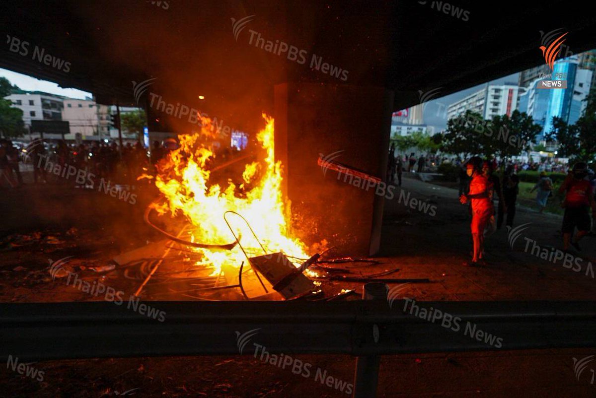 ProtestsMedia's tweet image. Hundreds protested against the Thai monarchy and the rule of Prime Minister Prayut, a general who assumed office in the 2014 military coup and largely seen as responsible for the mishandling of the pandemic and lack of vaccines.
protests.media/hundreds-of-th…
#WhatsHappeningInThailand