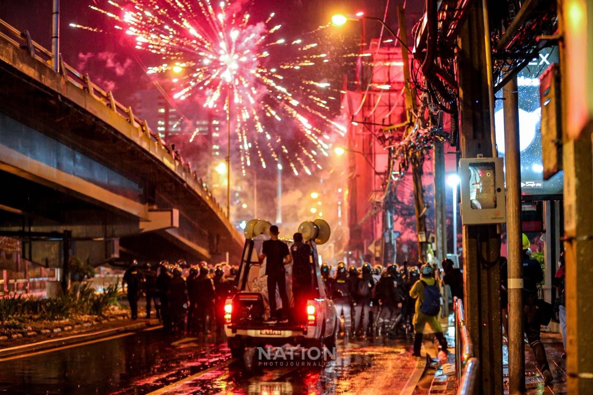 ProtestsMedia's tweet image. Hundreds protested against the Thai monarchy and the rule of Prime Minister Prayut, a general who assumed office in the 2014 military coup and largely seen as responsible for the mishandling of the pandemic and lack of vaccines.
protests.media/hundreds-of-th…
#WhatsHappeningInThailand