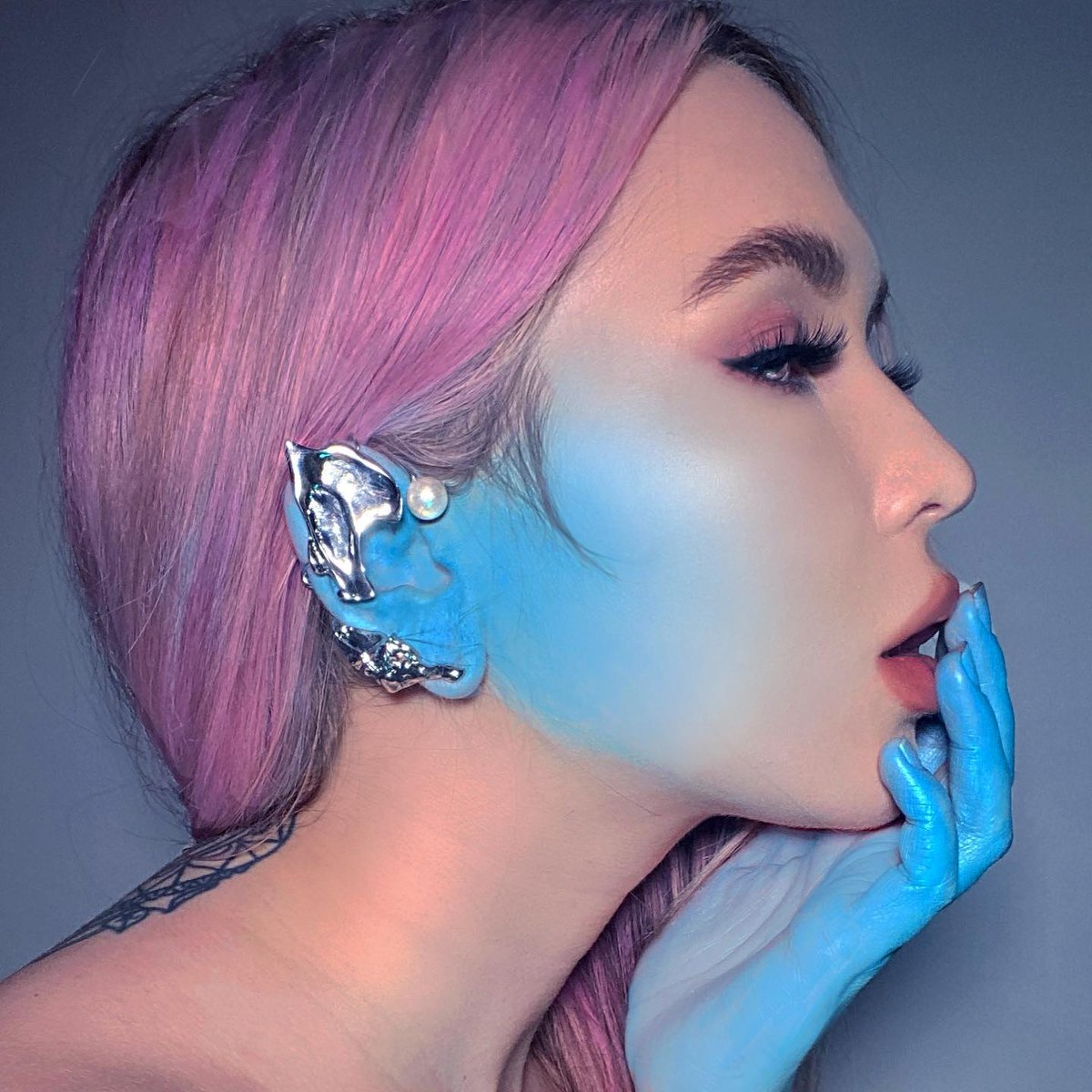 sugarpillmakeup's tweet photo. Repeat after us, "makeup is a form of self expression" 🥰🎨 @mamamcdonie created this unique look with our Hypnotic and Tako eyeshadows 💙 #sugarpill #vegan #makeup https://t.co/S8UJ659rjX