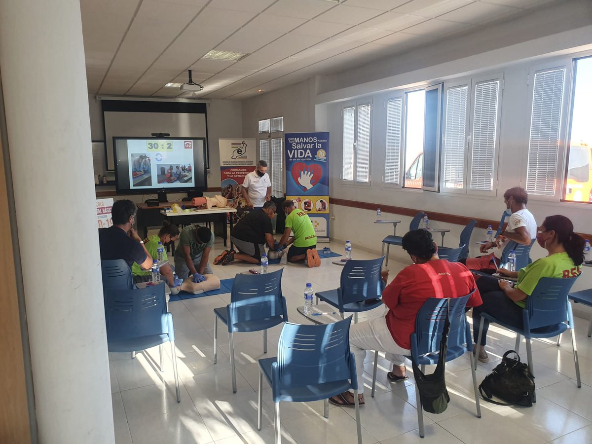RENCanarias's tweet photo. Seguimos sumando. Durante el día de hoy nuestros nuevos voluntarios se forman en SVB y DESA con protocolo #COVID. Como siempre, dar las gracias a nuestro instructor Benjamin Nieves Delgado por su tiempo y dedicación. https://t.co/ozWKlRXwtc