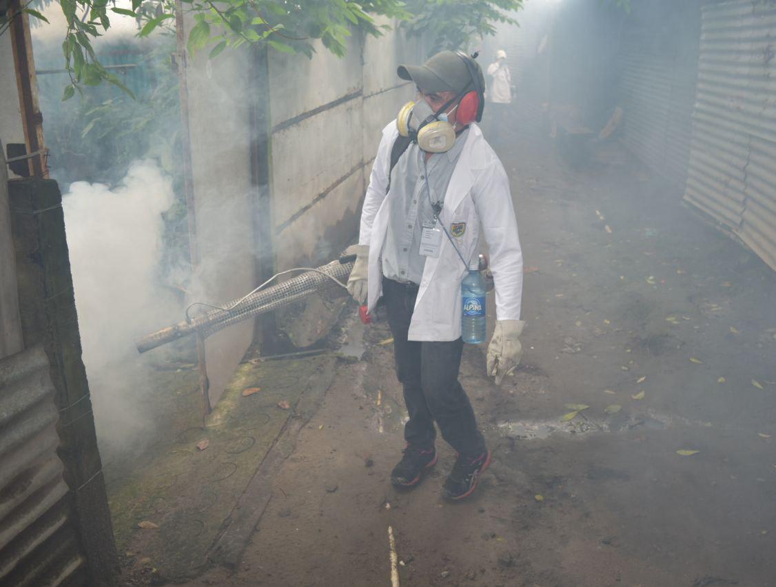 AlcaldiaAntiguo's tweet photo. 🚫 🦟|| Con el objetivo de prevenir enfermedades como el dengue, zika y chikungunya, esta mañana el personal de #SaneamientoAmbiental realizó jornada de fumigación.

✅ Comunidad La Cuchilla.

@milagro__navas
#AntiguoMásCercadeTi https://t.co/5pWTp5DZP8