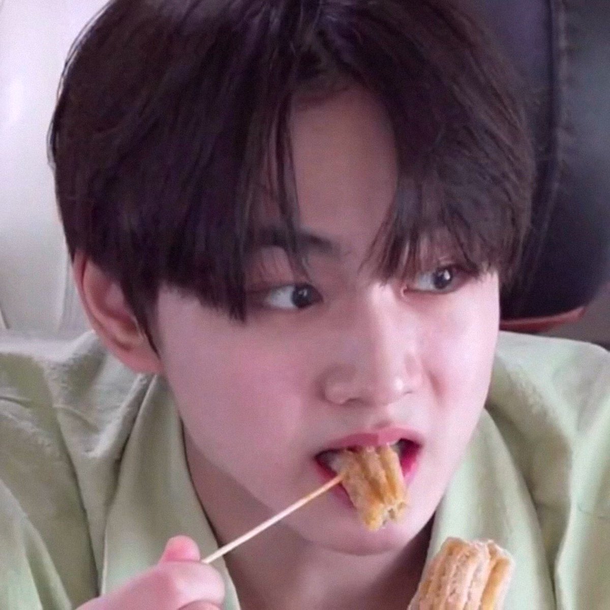 jogplayer's tweet image. เน่กินจุบกินจิบ ไม่แบ่งกันเลยอะ