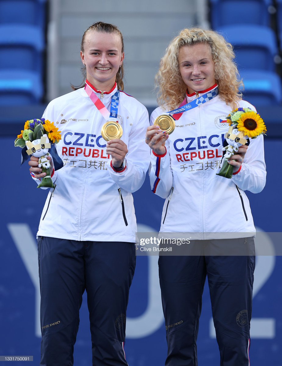 LendasOlimpicas's tweet photo. Barbora Krejčíková e Kateřina Siniaková, República Tcheca 🇨🇿.
Campeãs Olímpicas.
Tênis, duplas femininas.
Jogos Olímpicos, Tóquio 2020.
#barborakrejčíková #kateřinasiniaková #ČeskáRepublika #olympics #šampionů #legendy #zlato #tennis #AriakeColiseum #eor #cze #Česká #tokyo2020 https://t.co/HdYiivhmJA