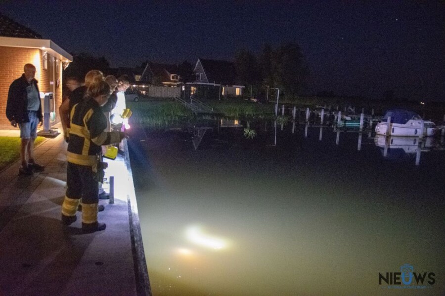 Water in jachthaven Burum vervuild; brandweer doet onderzoek