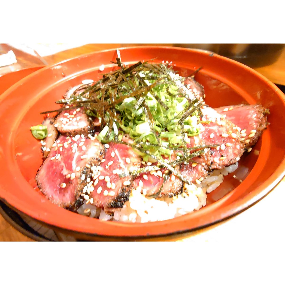 やっほー 滋賀県 長浜市 にあります 焼肉まルぜん さんで ローストビーフ丼 をいただきました ローストビーフ しっかり十枚 食べごたえ抜群 味変で柚子胡椒をつけたりして 楽しめます 付け合せに 唐揚げ3個 これで千円は 中々リーズナブル やっほー 滋賀県 長浜市 にあります 焼肉まルぜん さんで ローストビーフ丼 をいただきました ローストビーフ しっかり十枚 食べごたえ抜群 味変で柚子胡椒をつけたりして 楽しめます 付け合せに 唐揚げ3個 これで千円は 中々リーズナブル