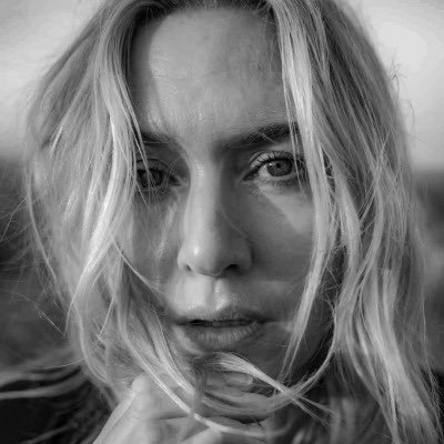 teamkwinslet's tweet photo. Kate Winslet in black and white https://t.co/DdUlwEKqBQ