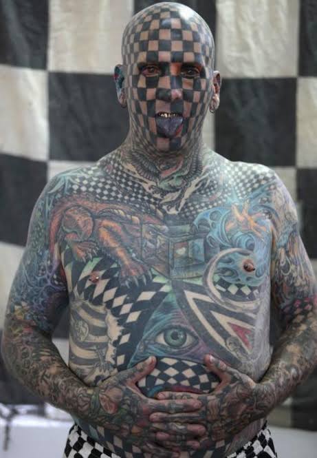 самый татуированный человек. полностью забитый человек. полностью зататуированные люди. рик дженест отряд самоубийц диабло. полностью татуированный человек.