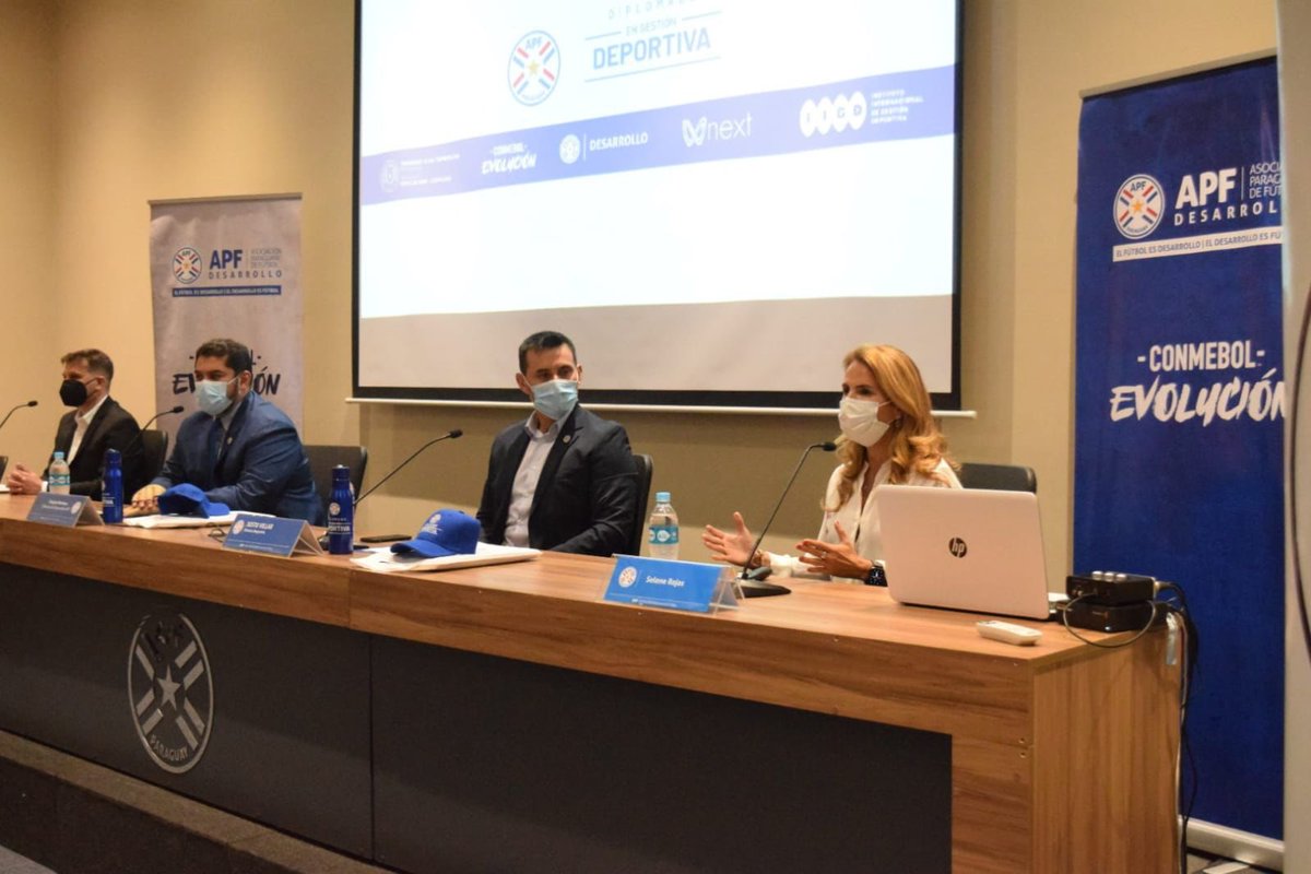 APFOficial's tweet photo. #DesarrolloAPF | Arrancó el “Diplomado en Gestión Deportiva”.

El acto tuvo lugar en la Sede Central de la Asociación Paraguaya de Fútbol. Este curso se lleva adelante con el aporte de los fondos del Programa Evolución de la CONMEBOL (@EvolucionCSF) https://t.co/XS8KP8sPxE
