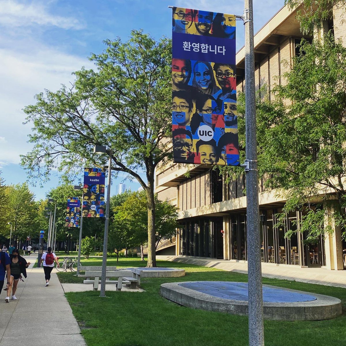 UIC_OGE's tweet photo. Willkommen! Bienvenidos! 환영합니다! To our students, staff, and faculty: welcome back to UIC for Fall 2021! https://t.co/rbn1ObEfyo