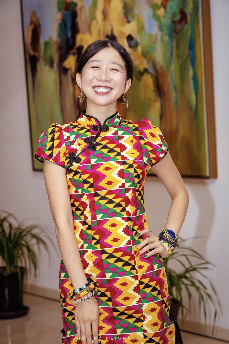 HeatherleePSU's tweet photo. The perfect piece for Afro-Asian fusion fashion. Love this Qípáo旗袍 made with #kente fabrics by Nigerian tailor Samuel Daniel! 🇳🇬

#AfricaAsia
#FashionStatement
#Qipao
#CrossCultural 
#Fusion https://t.co/4oCvSRp9ru