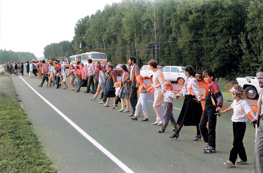 Un día como hoy, hace 32 años, se produjo la “cadena báltica”. Más de 2 millones de personas, agarradas de las manos, formaron una cadena humana de 600 km, atravesando 3 países. Millones de personas al grito de “libertad” lograron liberarse del horror del comunismo. No olvidemos.