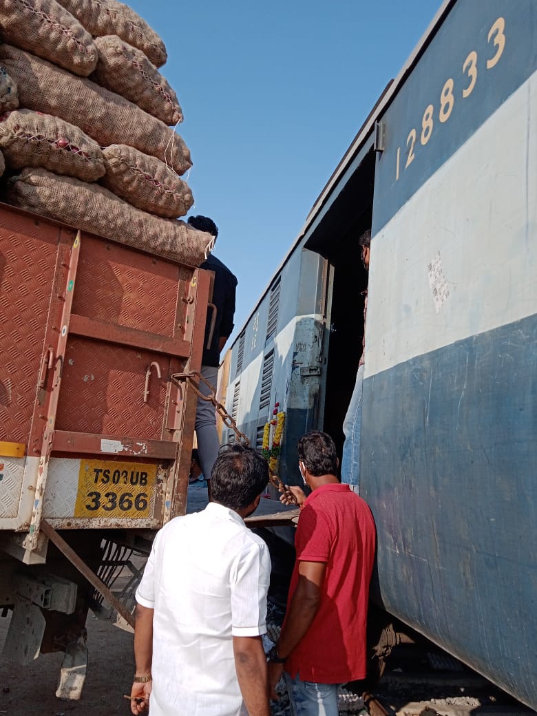 drmhyb's tweet photo. The First Kisan Rail of Hyderabad Division/SCR has been loaded from Kacheguda in #Telangana to Agartala, the Capital City of #Tripura
The Rake has been loaded with 284 Tonnes of Onions for transportation
#KisanRail 
#MoveItLikeRailways 
#Freight 

@RailMinIndia

@SCRailwayIndia https://t.co/d89wvWtgnL
