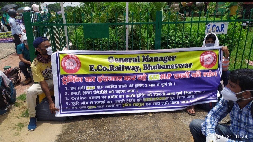 Sujit Kumar (@sujitku17519241) on Twitter photo Dusre bord ne apne #MainList ko clear kar k #WaitingList ko training dena chalu kar diya h lekin hum log <a href="/EastCoastRail/">East Coast Railway</a> Bord k #MainList k candidates ho kar bhi Humara Training start nhi ho pa raha h.
आप से अनुरोध है कि पृशिक्षण कि क्षमता को बढाकर शेष छात्रो को पृशिक्षण दे।🙏 Dusre bord ne apne #MainList ko clear kar k #WaitingList ko training dena chalu kar diya h lekin hum log <a href="/EastCoastRail/">East Coast Railway</a> Bord k #MainList k candidates ho kar bhi Humara Training start nhi ho pa raha h.
आप से अनुरोध है कि पृशिक्षण कि क्षमता को बढाकर शेष छात्रो को पृशिक्षण दे।🙏