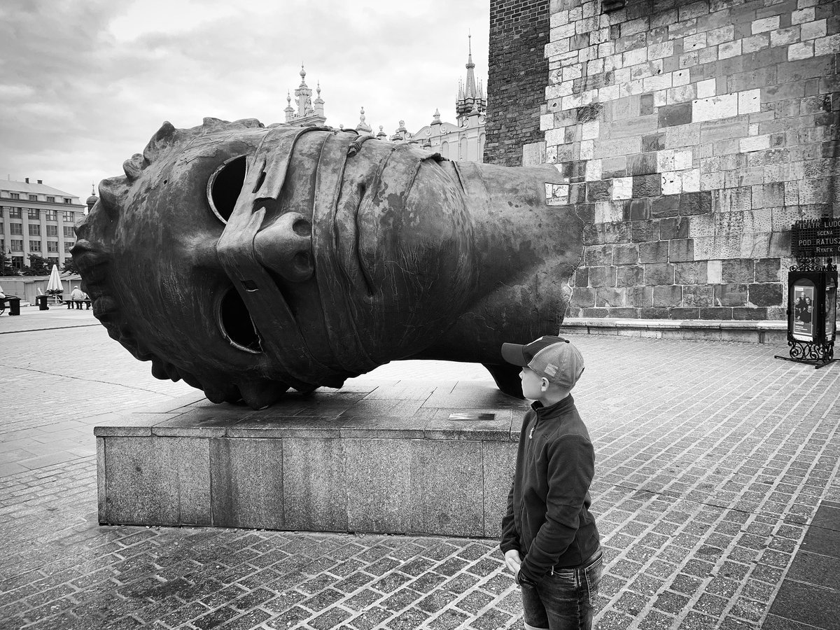 brzozowskij's tweet photo. Dzień dobry #mitoraj #eros #bendato https://t.co/yEhAAMT28Z