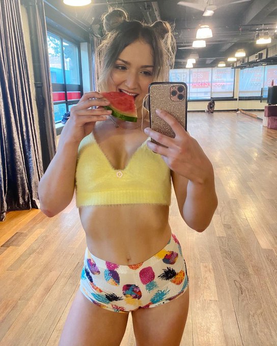 Watermelon🍉or Pineapple🍍? 😋 https://t.co/ZPXTiXWJid<a href="/tag/sensual"class="tags"><span>#sensual</span></a><a href="/tag/poledance"class="tags"><span>#poledance</span></a><a href="/tag/paulilafay"class="tags"><span>#paulilafay</span></a>