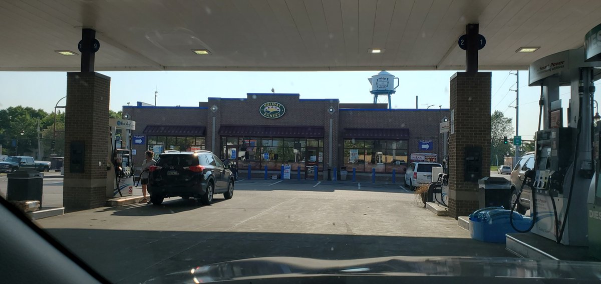 MinnesotaMillea's tweet photo. I am not overstating things when I say the @HolidayStations store in downtown Lindstrom, Minnesota, is Grade A World-Class. Bonus points for the tea-pot water tower in the background. https://t.co/EnkBPPxmJU