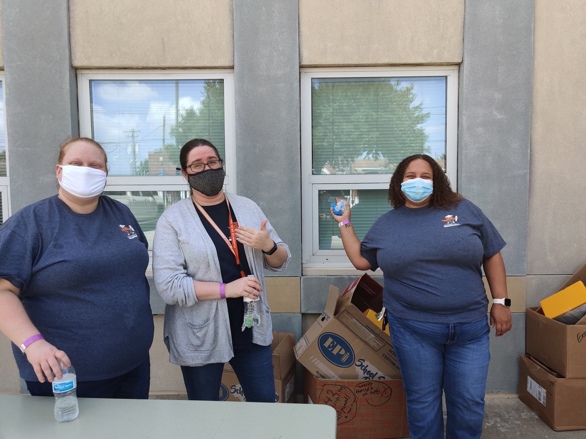 #Teamwork makes the #dreamwork. Our back to school drive with @HISD_Wraparound, <a href="/HoustonHealth/">Houston Health Dept</a>, and @WeAreHCCS was a tremendous success!! 
😁