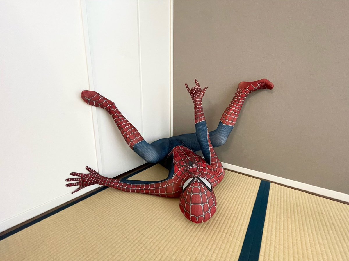なんでここでやったんだろ スパイダーマンのコスプレをトリック写真で撮ろうとしたけど場所をミスって残念な感じに Togetter