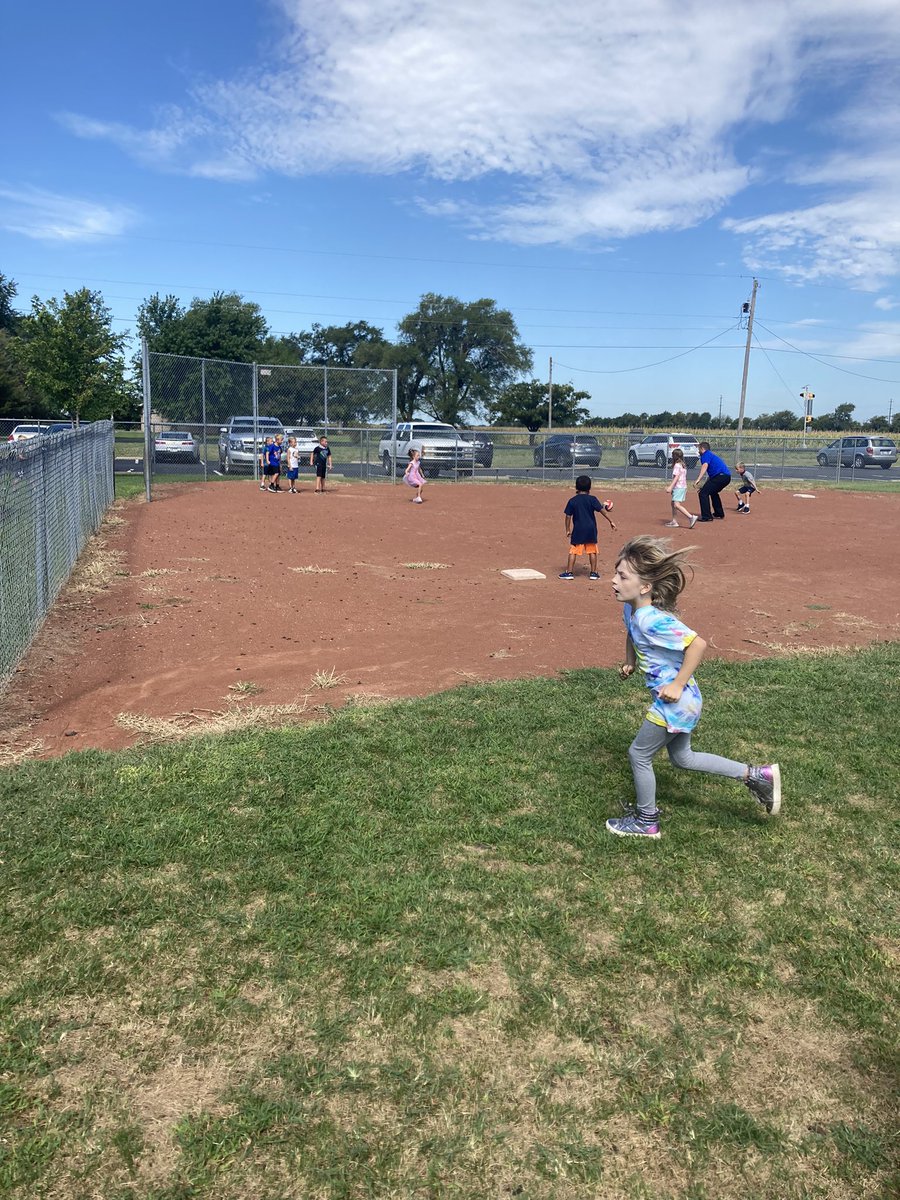 santoya_14's tweet image. Shout out @adamconard29 for getting out to recess to play kickball with first graders! They loved it! #bpsproud #440proud #funatrecess #Principal