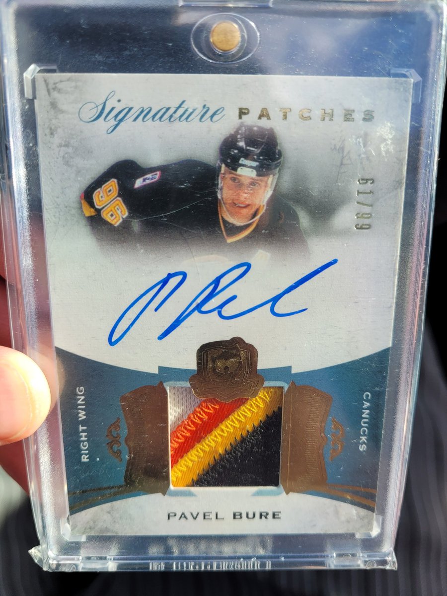 FlyingVCards's tweet image. Massive thank you to Christopher over in the #FlyingVCards FB Group for helping me add 2 HUGE #PavelBure cards to the PC! Thanks 😊  🙏 🔥 🔥 🔥

The @UpperDeckHockey Cup Patch/Auto is probably my new favorite #RussianRocket in the PC! #Canucks #Mailday