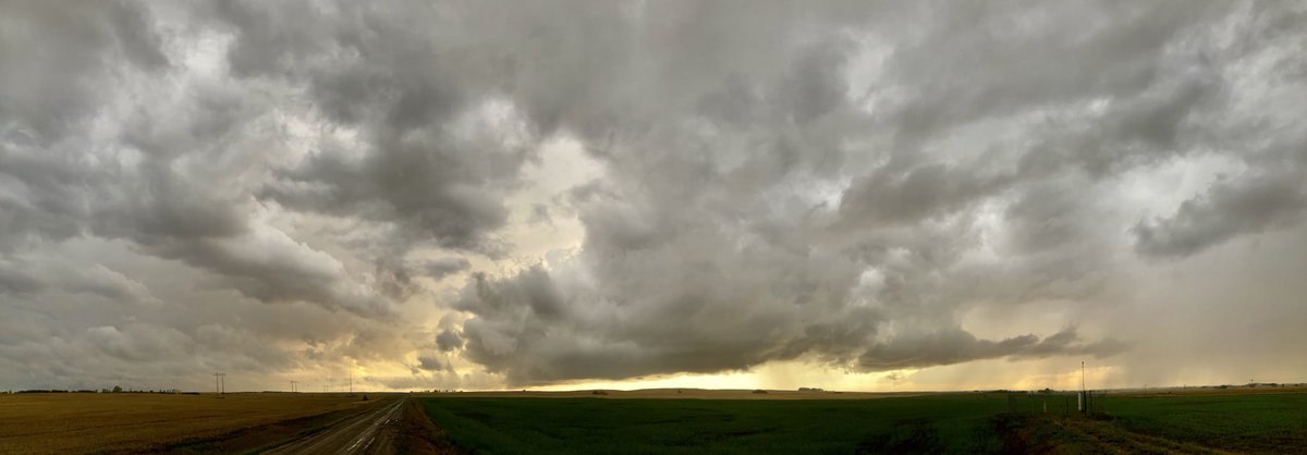 FlatlanderHank's tweet photo. Looking SW from Kerrobert Saskatchewan Canada towards an ongoing #backbuilding #skstorm, at 7:40PM https://t.co/ZQ8itfnMeT