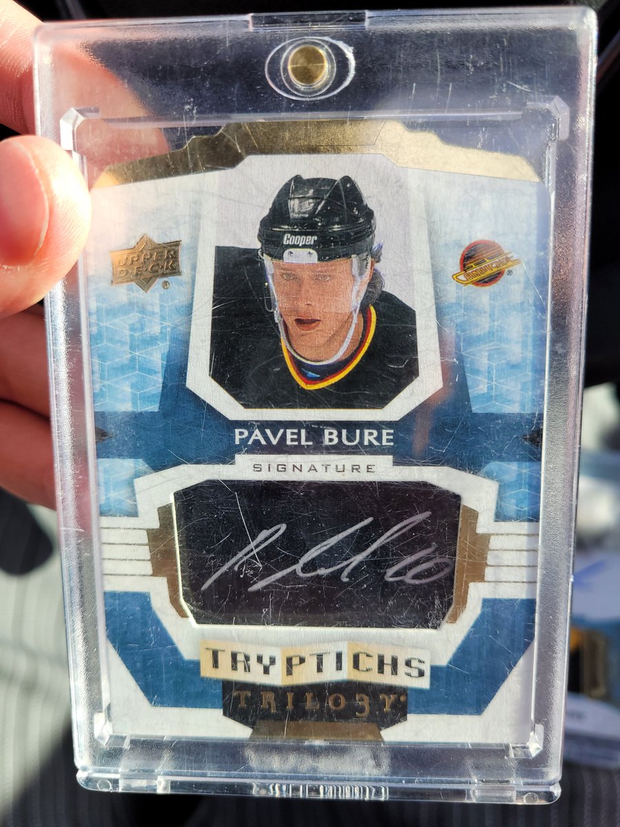 FlyingVCards's tweet image. Massive thank you to Christopher over in the #FlyingVCards FB Group for helping me add 2 HUGE #PavelBure cards to the PC! Thanks 😊  🙏 🔥 🔥 🔥

The @UpperDeckHockey Cup Patch/Auto is probably my new favorite #RussianRocket in the PC! #Canucks #Mailday
