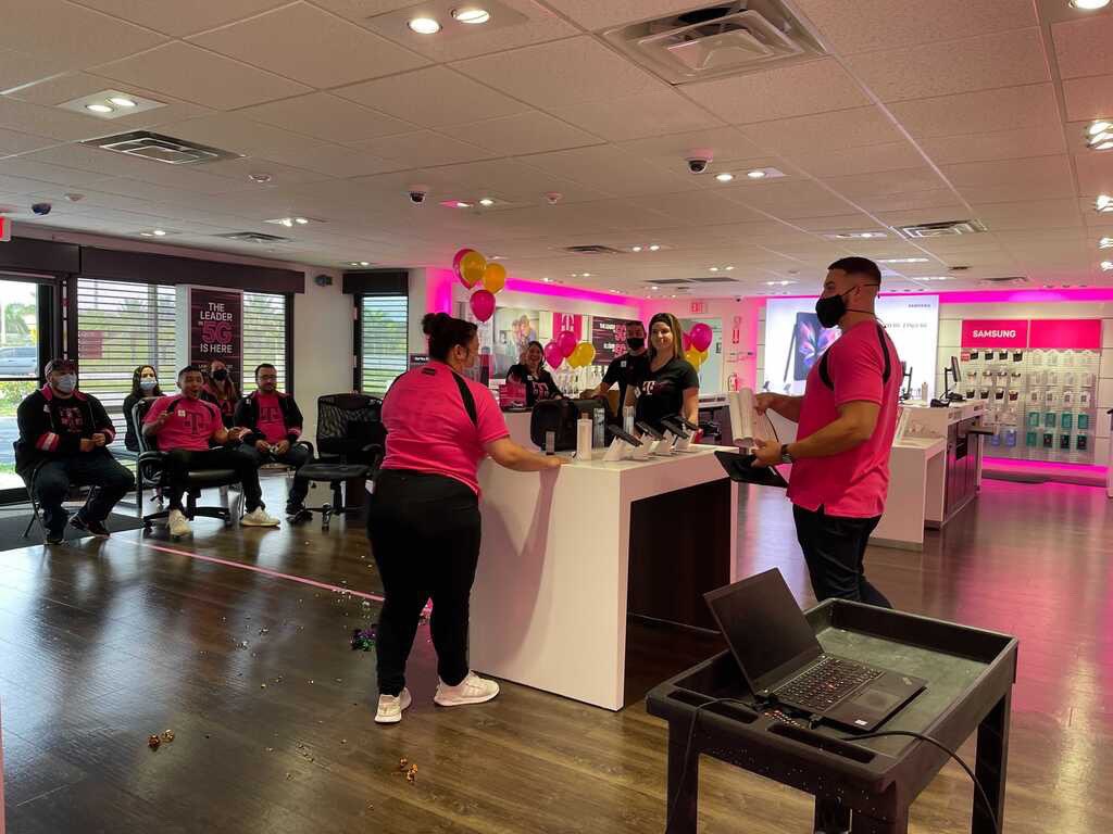 Family Feud, Facts or Myths, balloons and confetti 🎈🎊 This Sprint Forward Huddle was everything and Doral Powerhouse is #ALLIN! Thank you you @AnnieG_FL , @pattyc101 and @lyvonne03 for joining in🙏🏻