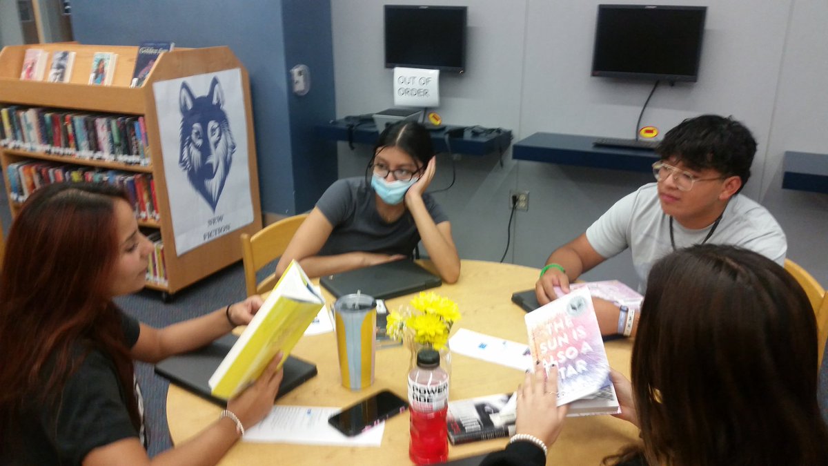 AvalosLibrarian's tweet image. #ReadLoud @RTMVHS @GeoffreyKimble1 @motamvhslobo @DrJuanIMartinez @CAragon_CI @JParker_CISD #literacy #LoboLibrary