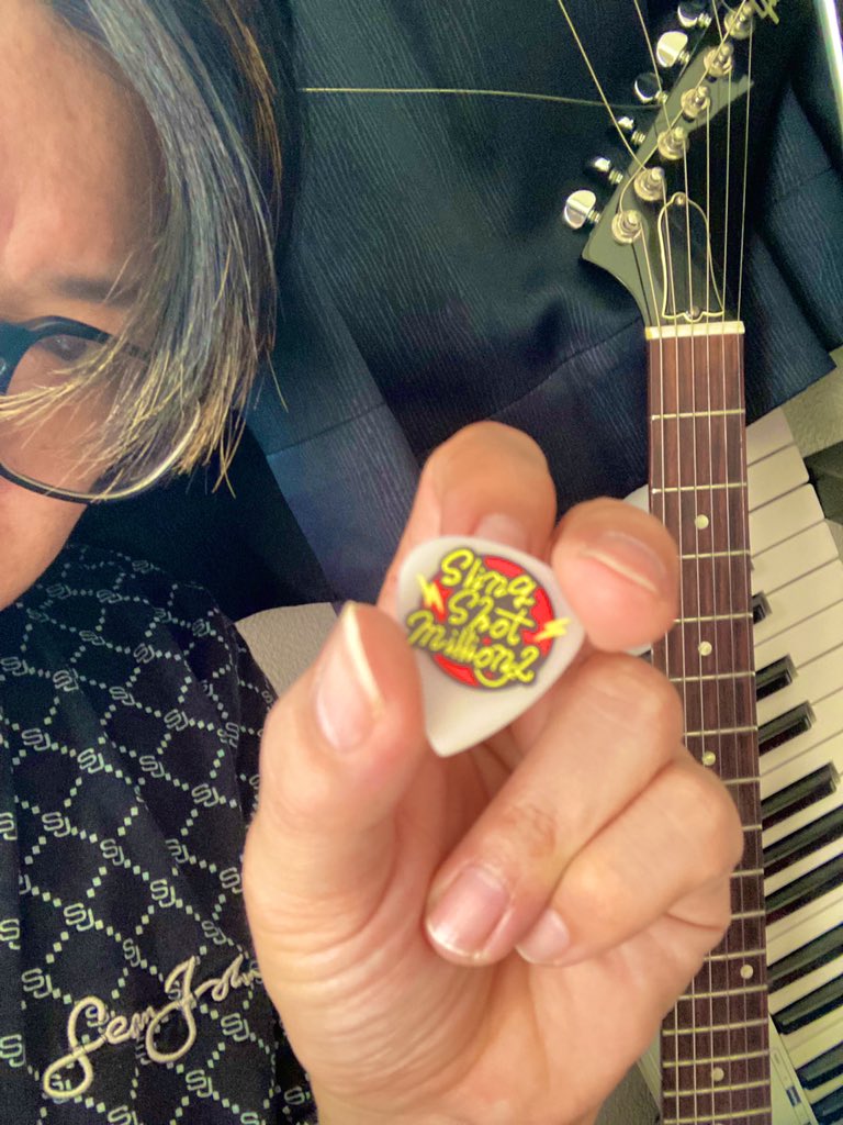 slingshotjun's tweet photo. 作ったぜ！！
俺だけのオリジナルピック！！
カッコいい！！
使い心地も凄く良い♪♪
レコ発から使うの楽しみだ！！ https://t.co/gLKlJIbsye