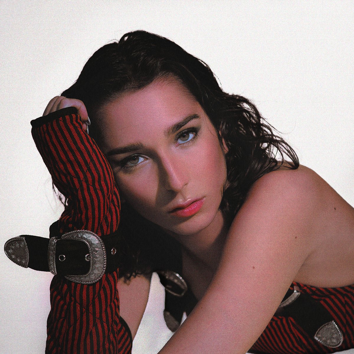 Pueden creer que en unos meses podremos ver a Belinda, Amaia Salamanca, Ana Mena y Lola Rodríguez juntas en una serie de Netflix España??? 😮quién eligió el cast de Bienvenidos a Edén para darle un premio??? 2022 llega ya 😭✨💥