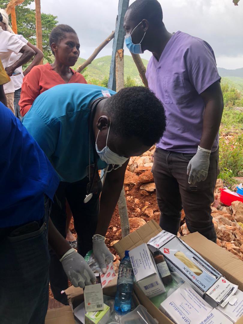 YvesBouilly's tweet photo. Silvouplè an n’ sipòte doktè, enfimyè ak volontè yo kap bay èd avèk swen medikal nan Grandans, espesyalman nan Bomon. Bay sa ou kapab, sipòte ak sa ou genyen. Yo bezwen dlo, medikaman, materyèl medikal ak tout lòt bagay ki ka ede moun yo travèse moman difisil sa. #Haiti #Grandans https://t.co/OV1hzcDTrT