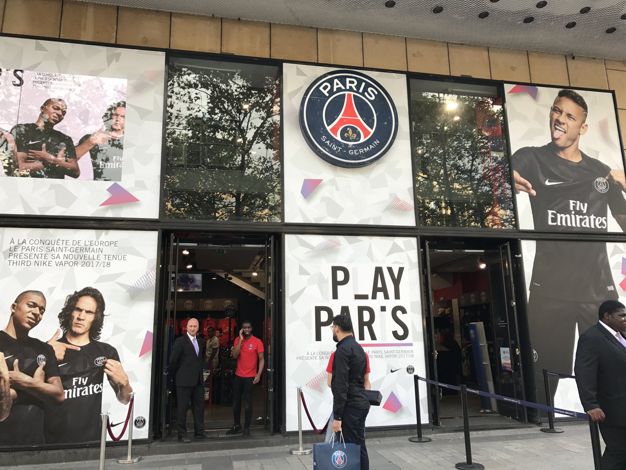 旅に出よう パリ サンジェルマン公式ショップ フランス サッカーフランスリーグに所属し 先日メッシ選手やセルヒオ ラモス選手らの獲得が発表されたパリ サンジェルマンの公式ショップがシャンゼリゼ通りにあります ちょうどネイマール選手の
