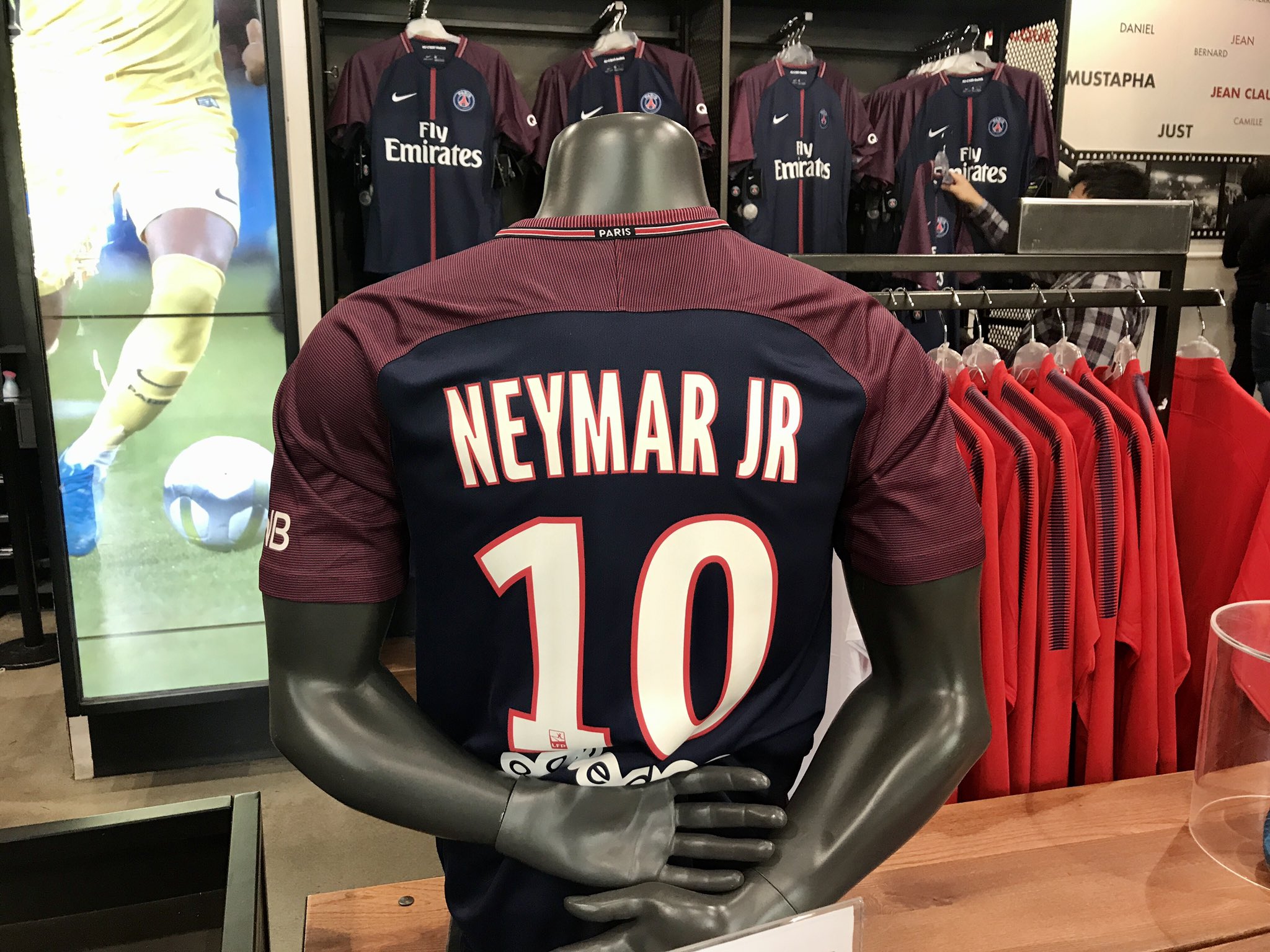 旅に出よう パリ サンジェルマン公式ショップ フランス サッカーフランスリーグに所属し 先日メッシ選手やセルヒオ ラモス選手らの獲得が発表されたパリ サンジェルマンの公式ショップがシャンゼリゼ通りにあります ちょうどネイマール選手の