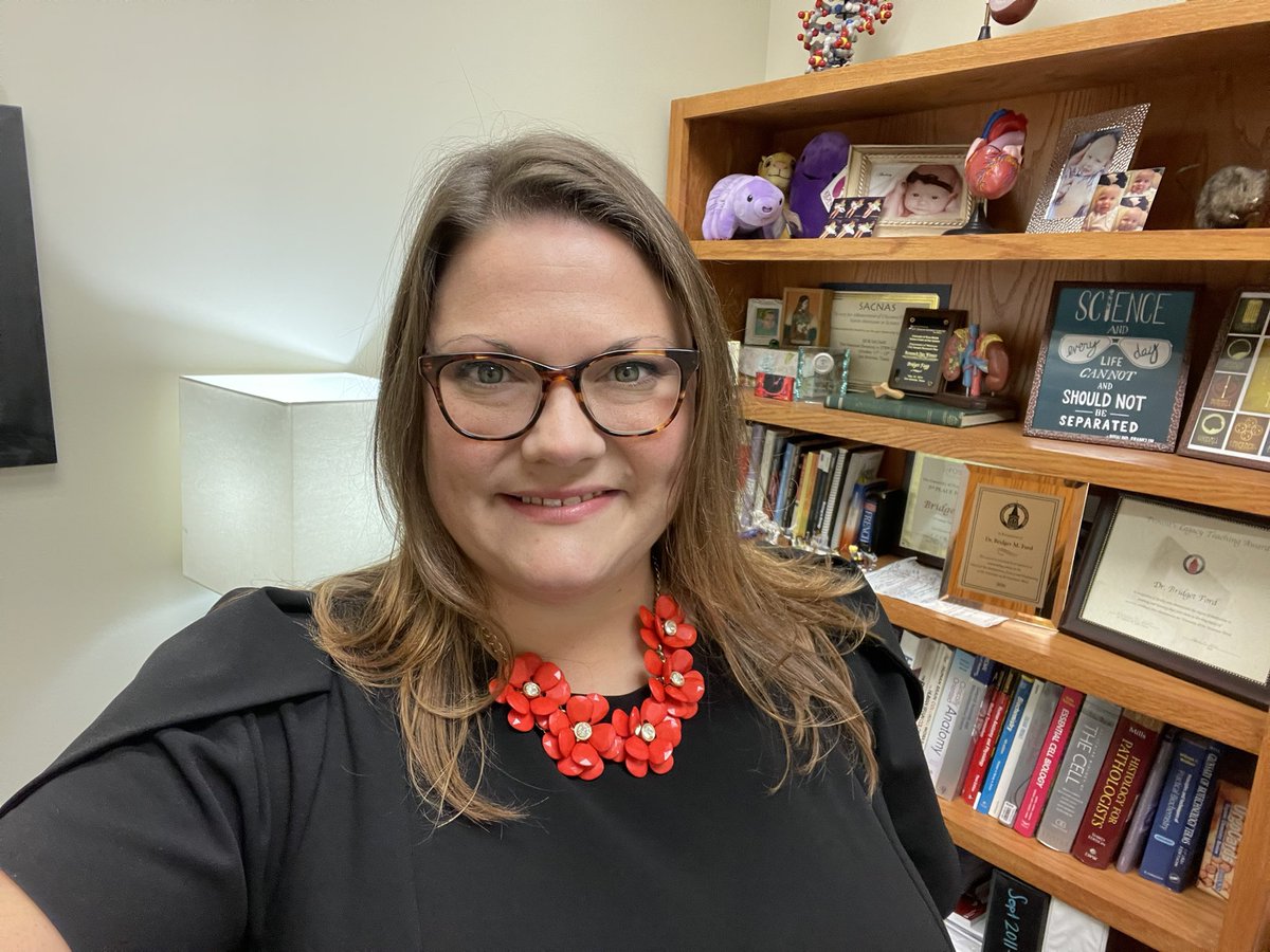 bmfphd's tweet photo. Today was our first day back with a full campus. My biggest obstacles included fitting into pre-pandemic clothing and wearing shoes. Happy fall semester, yβall! β€οΈπ€β€οΈπ€ #uiwpride #uiwcardinals #asstproflife @UIWBiology @uiwcardinals https://t.co/aUWM1WsSLS