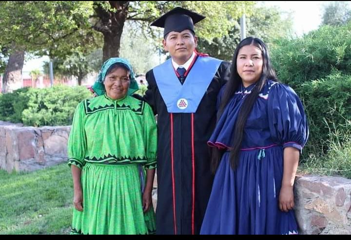 Emiliano Ramírez, rarámuri, hoy se graduó de abogado en la universidad La Salle.
Oportunidades es lo único que necesitan !!