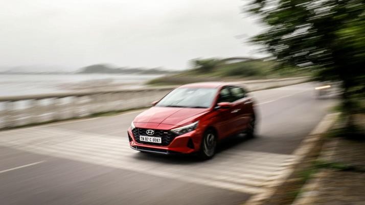 CarWale's tweet photo. No matter how narrow the roads are, they pose no challenge to us, when we have such an agile hatch like the all new-i20 with Intelligent Manual Transmission (iMT).

#CWTribe #Allnewi20 #Iami20 #iMT #Hyundaii20 #BornMagnetic #RoadTrip #Hyundai #HyundaiIndia #Sponsored https://t.co/QjbeDAn5rd