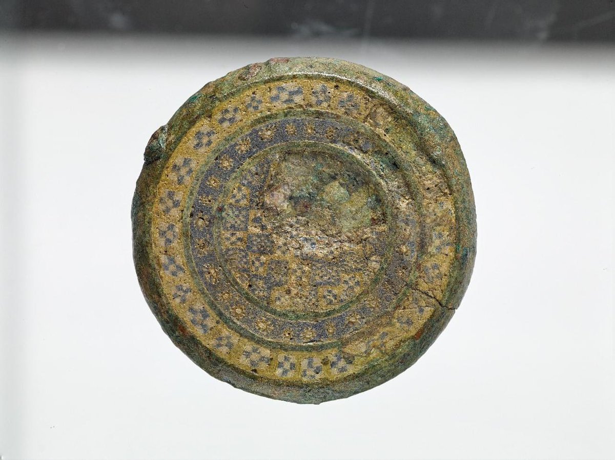 CRomanMuseum's tweet photo. Today we're brooche-ing the subject of #RomanJewellery... 

We'll be here all week 🥁

#DidYouKnow brooches were the main way of pinning clothing together (Roman garb was notoriously breezy!) Some would have looked like safety pins, but these examples are far more decorative. 1/2 https://t.co/cEPArdje3w