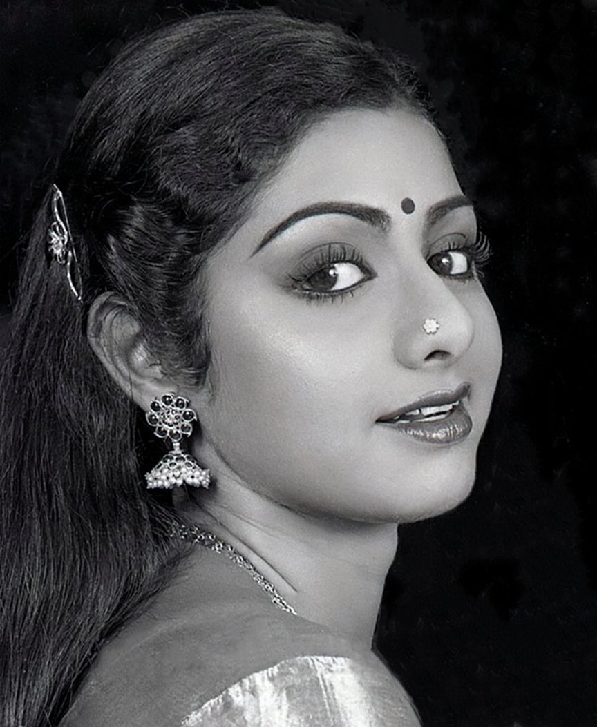 _deepabhatia's tweet image. "#Sridevi was a simple, humble, good human being. In spite of her superstar status, she was always polite and soft spoken. She was a professional, and never kept anyone waiting. She lived the life of a star."
- Photographer #AVBhaskar
#SrideviLivesForever #ProudSridevians
